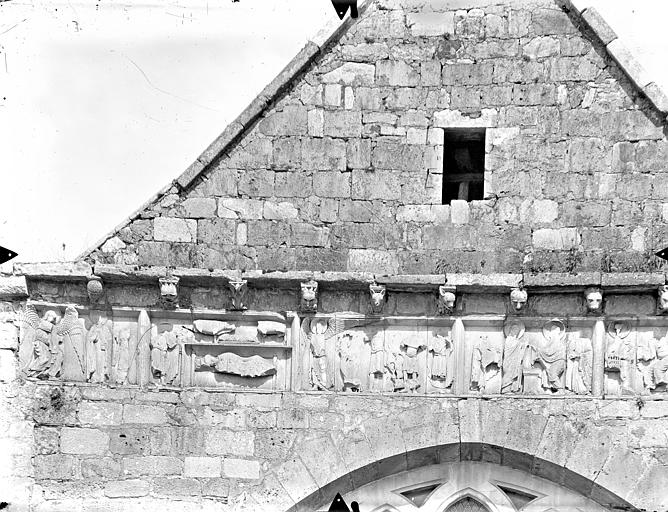 Chapelle Saint-Laurent - Frise sculptée de la façade ouest (partie gauche) : Scènes de l'enfance du Christ - © Ministère de la Culture (France), Médiathèque du patrimoine et de la photographie, diffusion RMN-GP