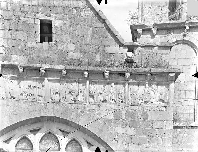 Chapelle Saint-Laurent - Frise sculptée de la façade ouest (partie droite) : Scènes de l'enfance du Christ - © Ministère de la Culture (France), Médiathèque du patrimoine et de la photographie, diffusion RMN-GP