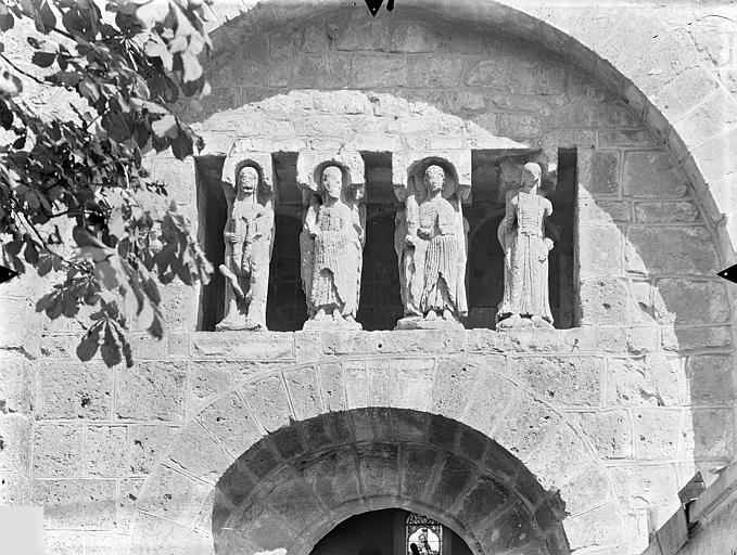 Chapelle octogonale - Statues de la façade symbolisant les Vices et les Vertus - © Ministère de la Culture (France), Médiathèque du patrimoine et de la photographie, diffusion RMN-GP