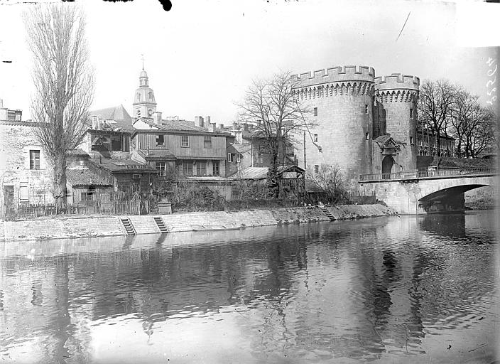 Vue générale : La Porte Chaussée sur la Meuse