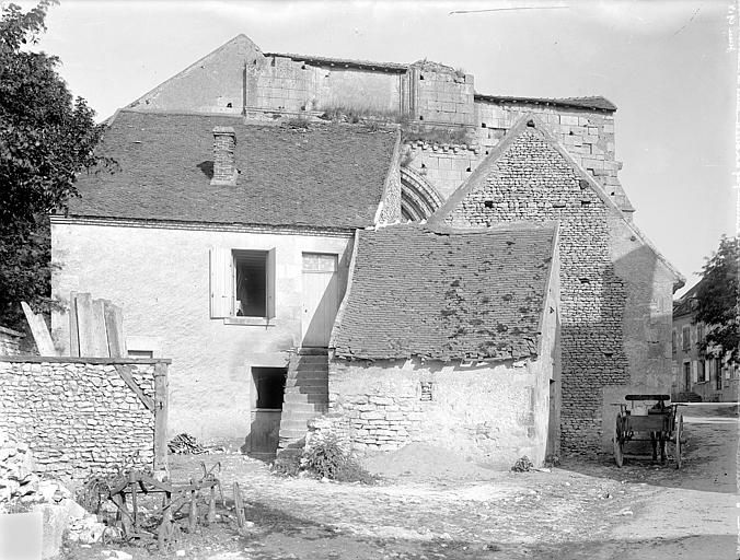 Eglise : Restes de la façade ouest, derrières les bâtiments