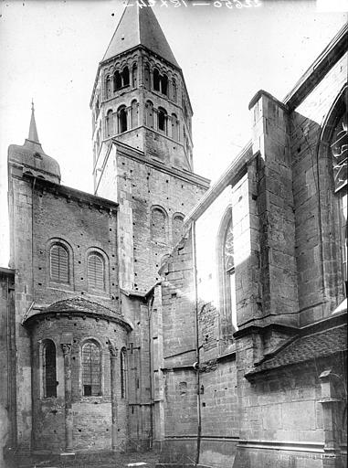 Eglise - Grand transept sud, côté sud-est : Clocher de l'Eau-Bénite, abside de la chapelle Saint-Etienne et façade sud de la chapelle des Bourbons