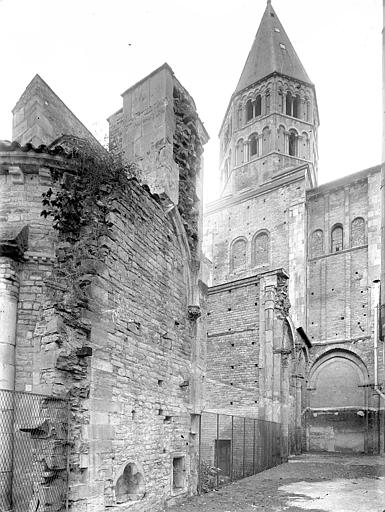 Eglise : Clocher de l'Eau-Bénite et grand transept sud, côté est, pris depuis le petit transept. A gauche, la chapelle Saint-Léger