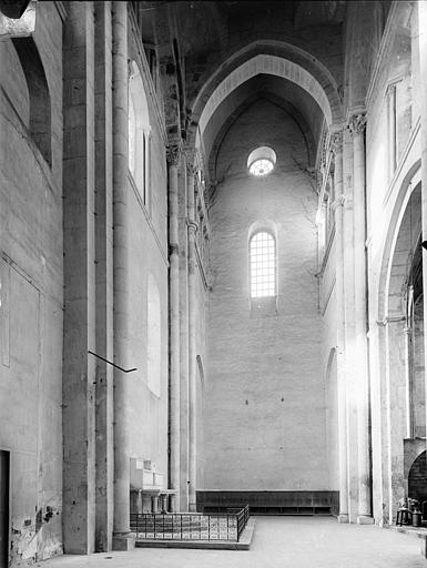 Eglise : Vue intérieure du grand transept sud, vers le nord