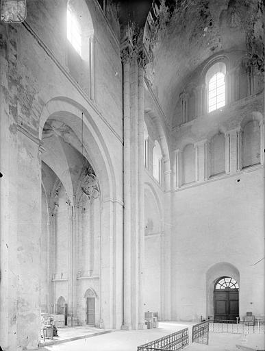 Eglise : Vue intérieure du grand transept sud, vers le sud-est (entrée des chapelles Saint-Martin et Saint-Etienne)