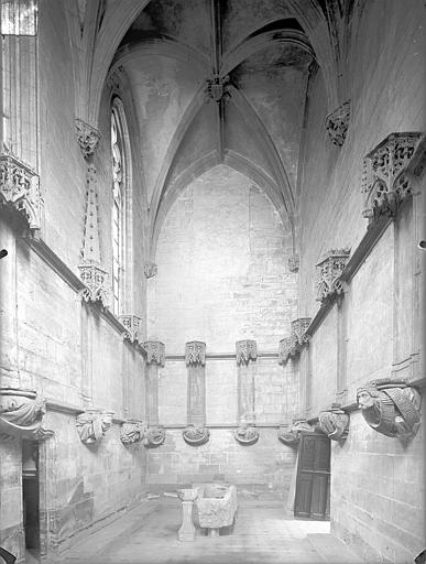 Eglise - Chapelle des Bourbons : Vue intérieure vers l'ouest