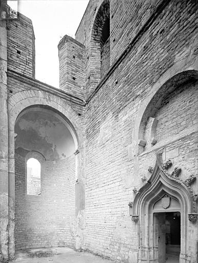 Eglise - Petit transept sud : Vue intérieure de la chapelle Saint-Léger, vers le sud-est, et porte donnant accès à la chapelle des Bourbons