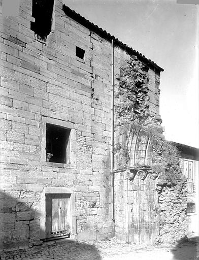 Eglise : Restes du portail de la façade ouest (piédroit gauche) et du mur sud de la tour des Archives