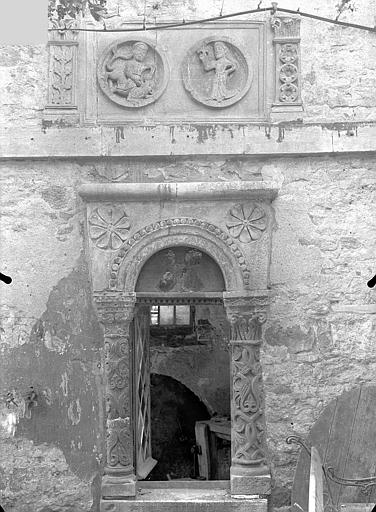 Façade sur jardin : Porte romane et linteau sculpté