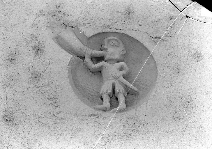 Médaillon sculpté dans la façade : Joueur d'olifant