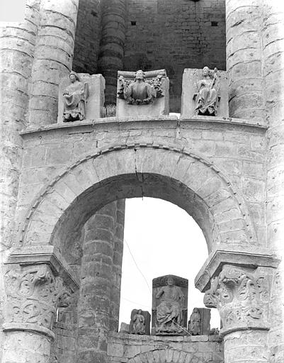 Eglise - Tour lanterne octogonale : Fragments sculptés déposés et détail d'une arcade