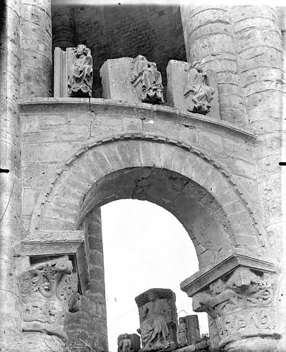 Eglise - Tour lanterne octogonale : Fragments sculptés déposés et détail d'une arcade