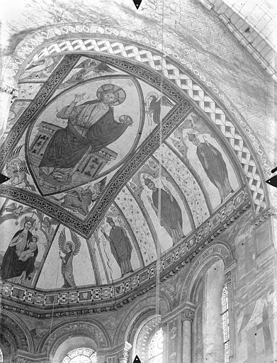 Peintures murales du choeur, dans le cul-de-four de l'abside : Le Christ en majesté et le tétramorphe. Vierge à l'Enfant entre deux anges. Personnages d'Eglise