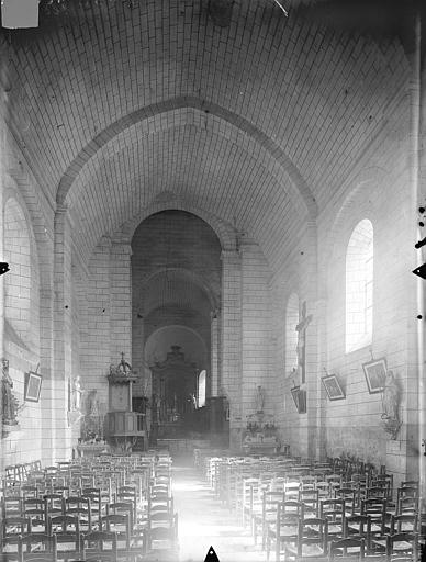 Eglise - Vue intérieure de la nef vers le choeur