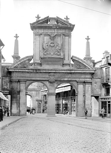 Avant-porte : Vue d'ensemble, du côté du faubourg