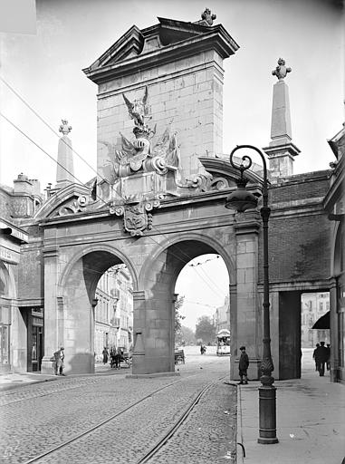 Avant-porte : Vue d'ensemble, du côté de la ville