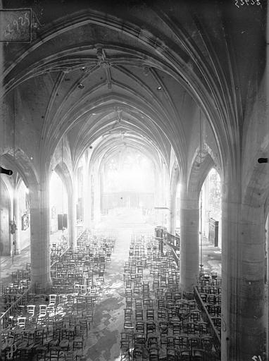 Vue intérieure de la nef vers le choeur, prise depuis la tribune