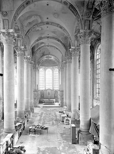 Eglise - Vue intérieure de la nef vers le choeur, prise depuis la tribune