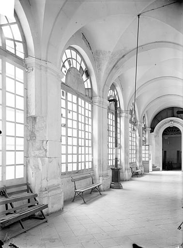 Cloître - Vue intérieure d'une galerie : Pilier endommagé