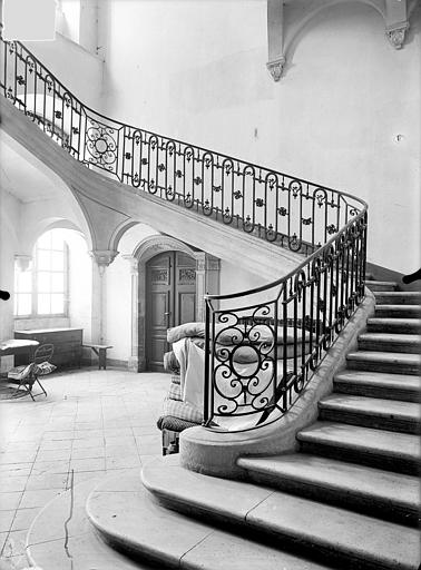 Grand escalier carré dans l'aile ouest du cloître