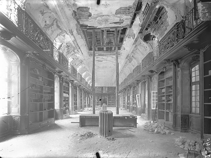 Bibliothèque (au 1er étage de l'aile est du cloître) : Vue intérieure