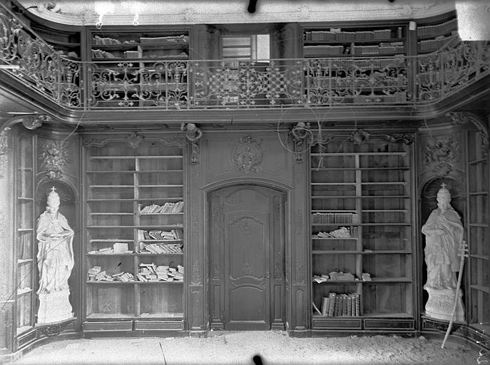 Bibliothèque (au 1er étage de l'aile est du cloître) : Boisieries et balcon