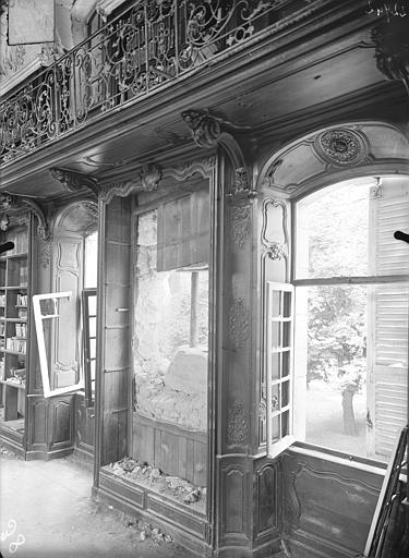 Bibliothèque (au 1er étage de l'aile est du cloître) : Fenêtres, boisieries et balcon