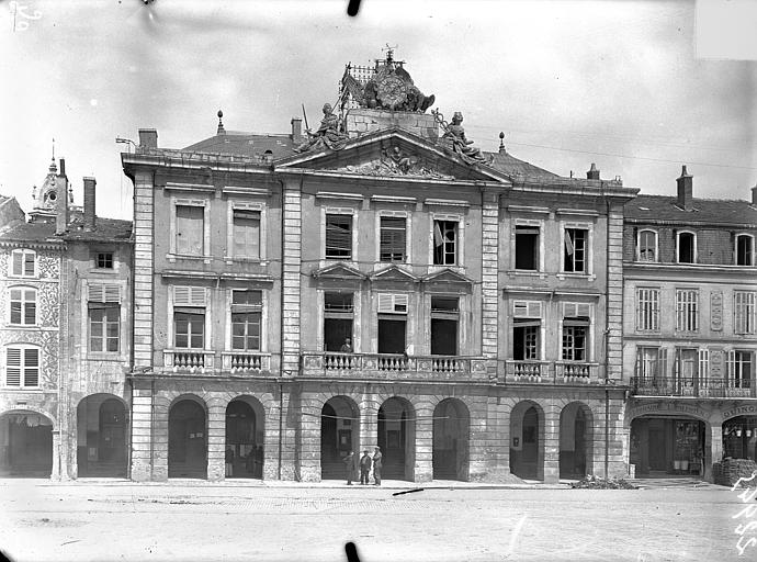 Façade sur la place Duroc