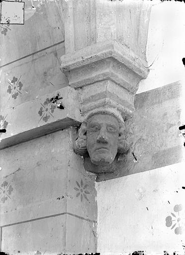 Vue intérieure du choeur : Console sculptée