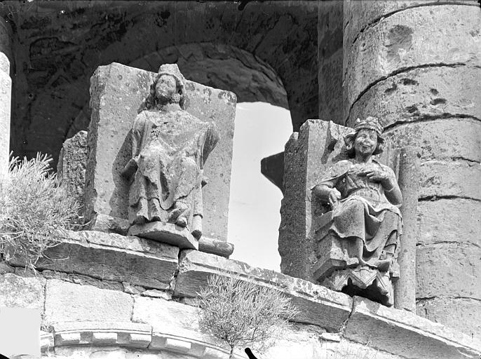 Claveaux des voussures provenant du portail central de l'ancienne église : Rois