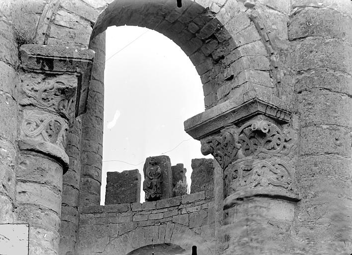 Eglise - Tour lanterne octogonale : Arcade et chapiteaux