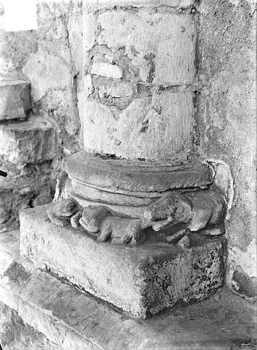 Base de colonne : Animaux sculptés