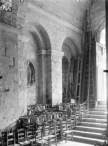 Vue intérieure du narthex : Mur sud et escalier