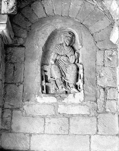 Bas-relief roman situé dans le porche : Femme assise couronnée, nimbée et voilée