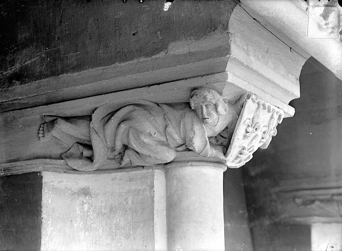 Vue intérieure de la salle des Pas-Perdus : Chapiteau de la cheminée