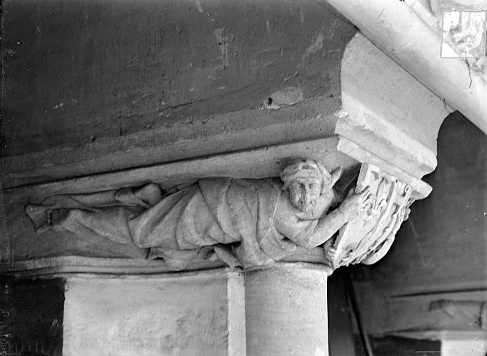 Vue intérieure de la salle des Pas-Perdus : Chapiteau de la cheminée