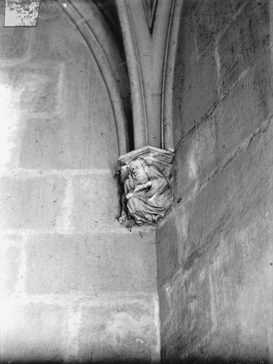 Vue intérieure de la Tour Maubergeon : Console sculptée