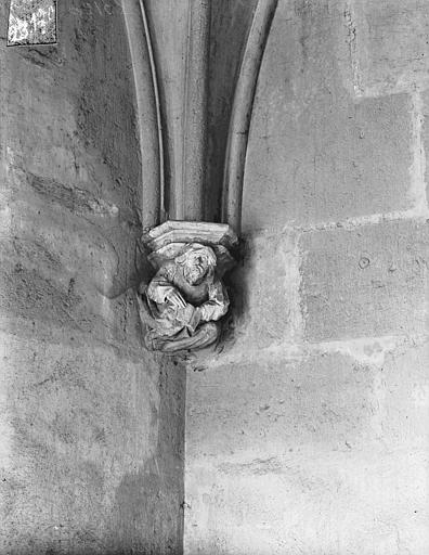 Vue intérieure de la Tour Maubergeon : Console sculptée