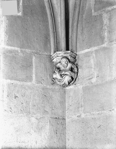 Vue intérieure de la Tour Maubergeon : Console sculptée