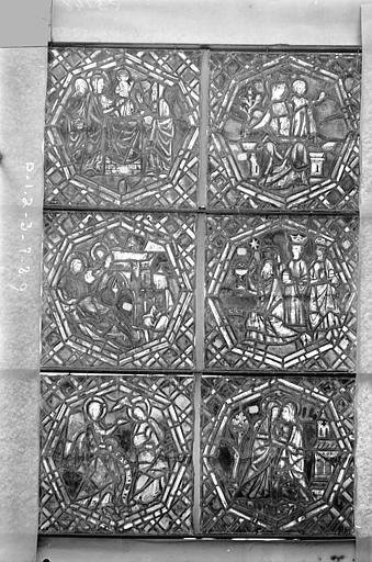 Vitrail de la petite chapelle absidiale D, panneaux inférieurs des deux lancettes 1, 2, 3, 7, 8, 9