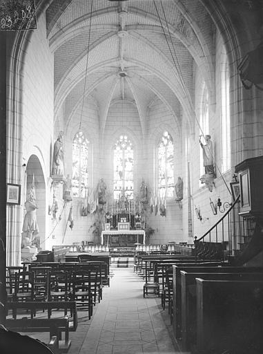 Vue intérieure de la nef vers le choeur