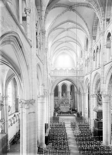 Vue intérieure de la nef vers le choeur, prise de la tribune