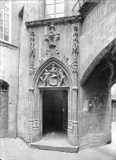 Cour intérieure : Porte d'escalier