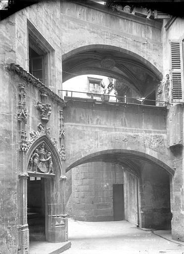 Cour intérieure : Porte d'escalier et porche