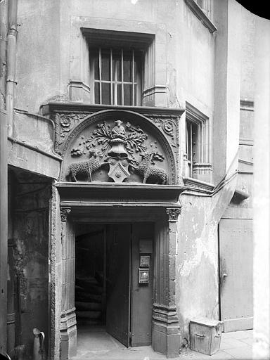 Cour intérieure : Porte à tympan sculpté d'un blason