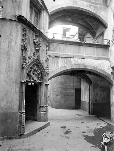 Cour intérieure : Porte d'escalier et passage voûté