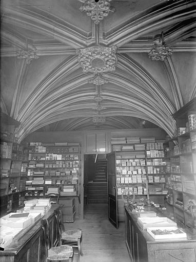 Vue intérieure d'une salle voûtée