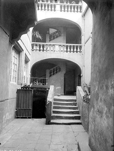 Cour intérieure : Façade avec galeries