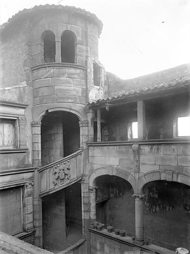 Cour intérieure : Tourelle d'escalier et galerie (partie supérieure)