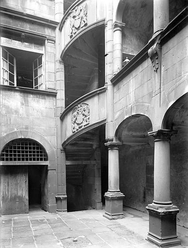 Cour intérieure : Tourelle d'escalier et galerie (partie inférieure)